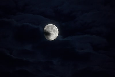 月亮在云
